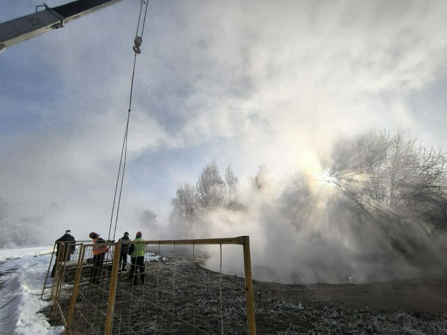 Энергетики продлили ремонт повреждённой в Минске теплотрассы. Когда ждать «нормального» тепла?