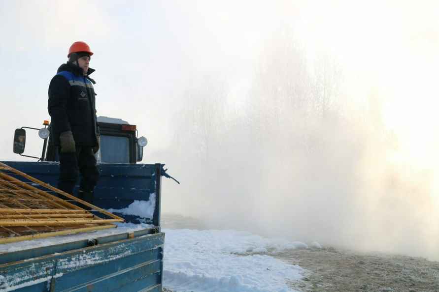 Энергетики продлили ремонт повреждённой в Минске теплотрассы. Когда ждать «нормального» тепла?