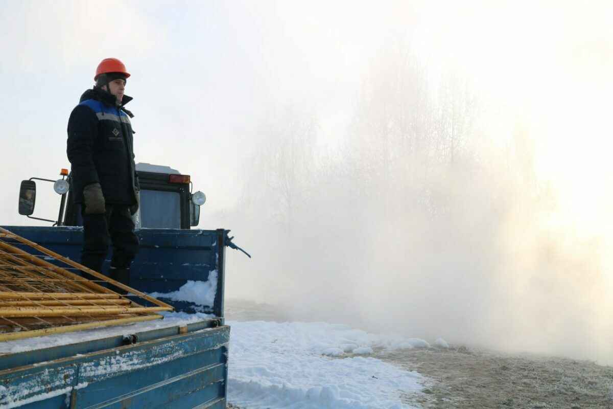Энергетики продлили ремонт повреждённой в Минске теплотрассы. Когда ждать «нормального» тепла?