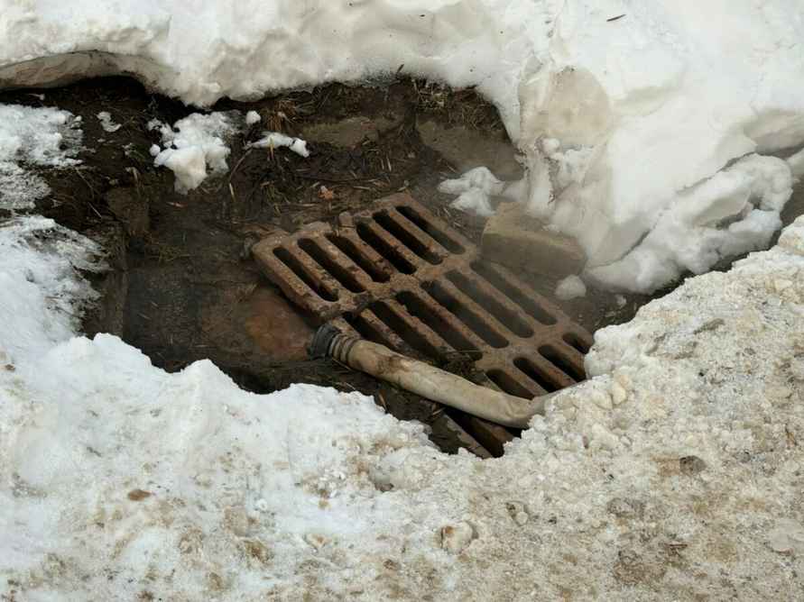 В Смолевичах прорвало трубу, питавшую теплом полсотни многоэтажек