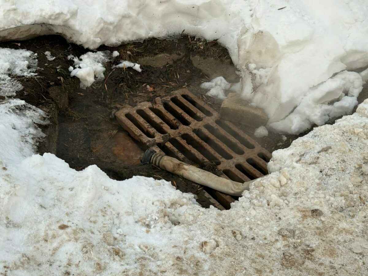 В Смолевичах прорвало трубу, питавшую теплом полсотни многоэтажек