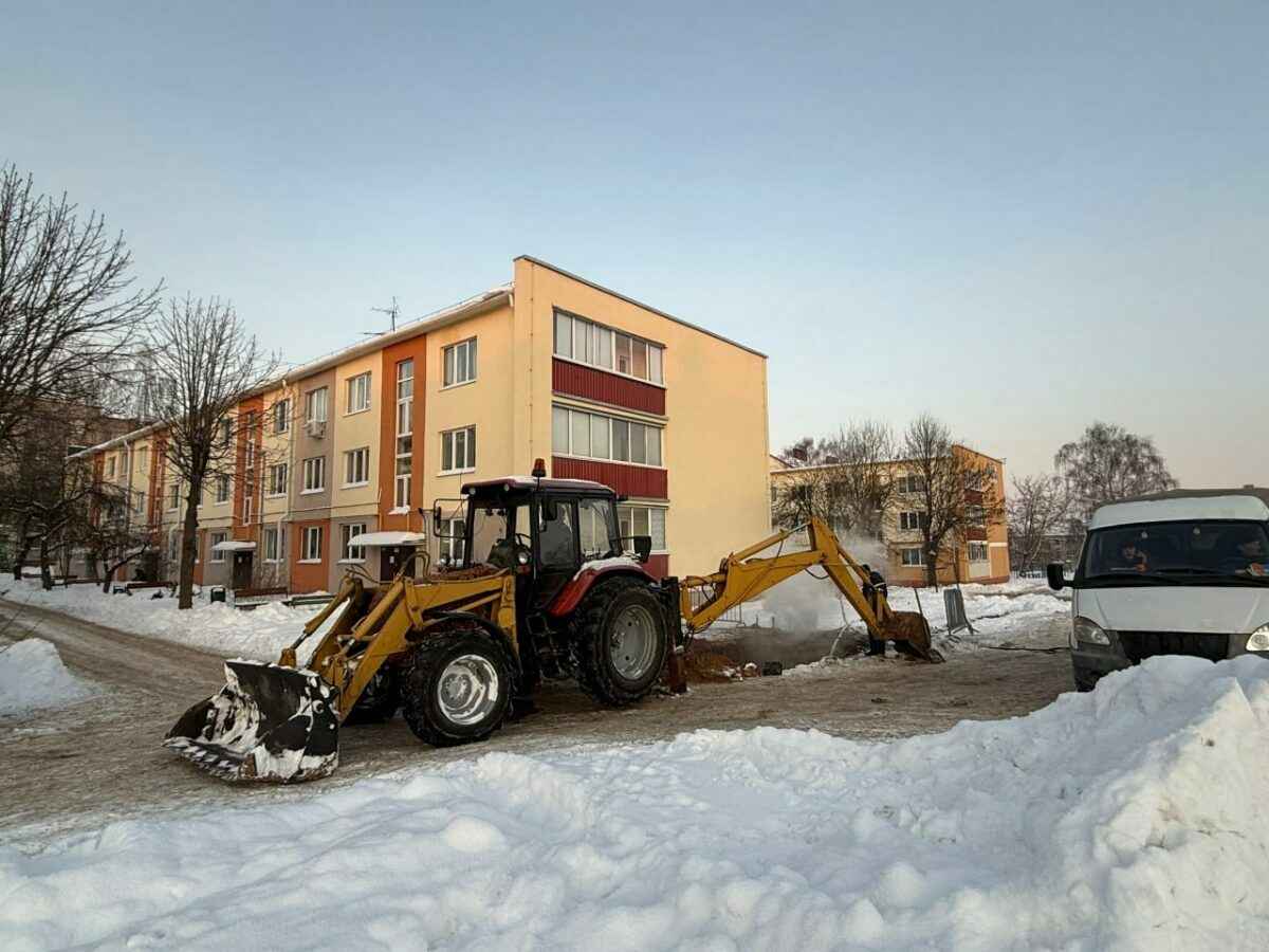В Смолевичах прорвало трубу, питавшую теплом полсотни многоэтажек