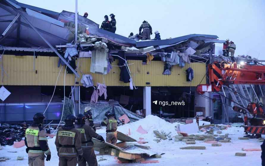В российском Новосибирске крыша ТЦ обрушилась под тяжестью снега - есть жертвы