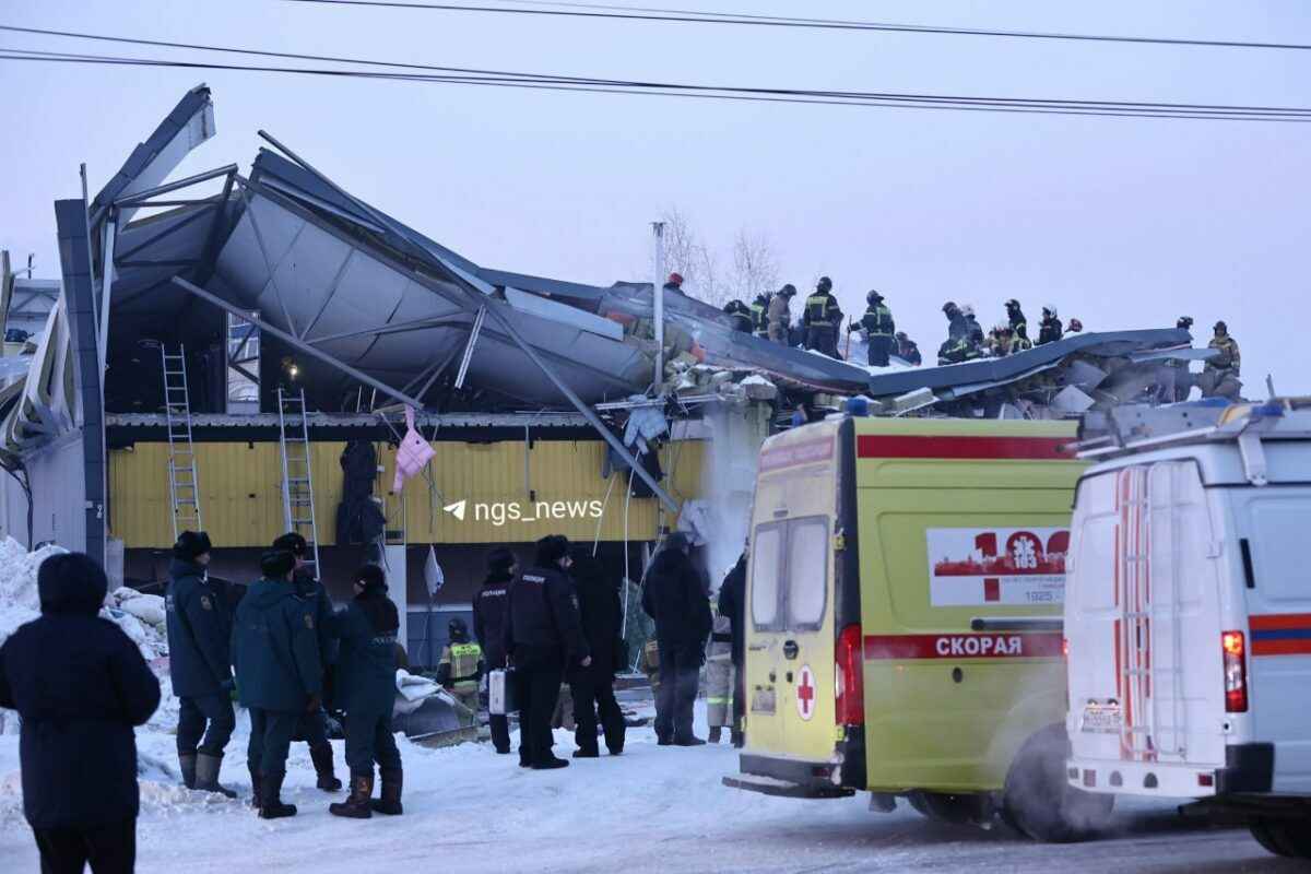 В российском Новосибирске крыша ТЦ обрушилась под тяжестью снега - есть жертвы