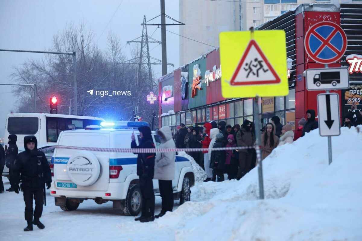 В российском Новосибирске крыша ТЦ обрушилась под тяжестью снега - есть жертвы