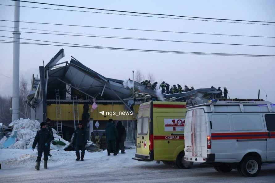 В российском Новосибирске крыша ТЦ обрушилась под тяжестью снега - есть жертвы