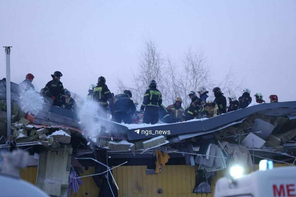 В российском Новосибирске крыша ТЦ обрушилась под тяжестью снега - есть жертвы