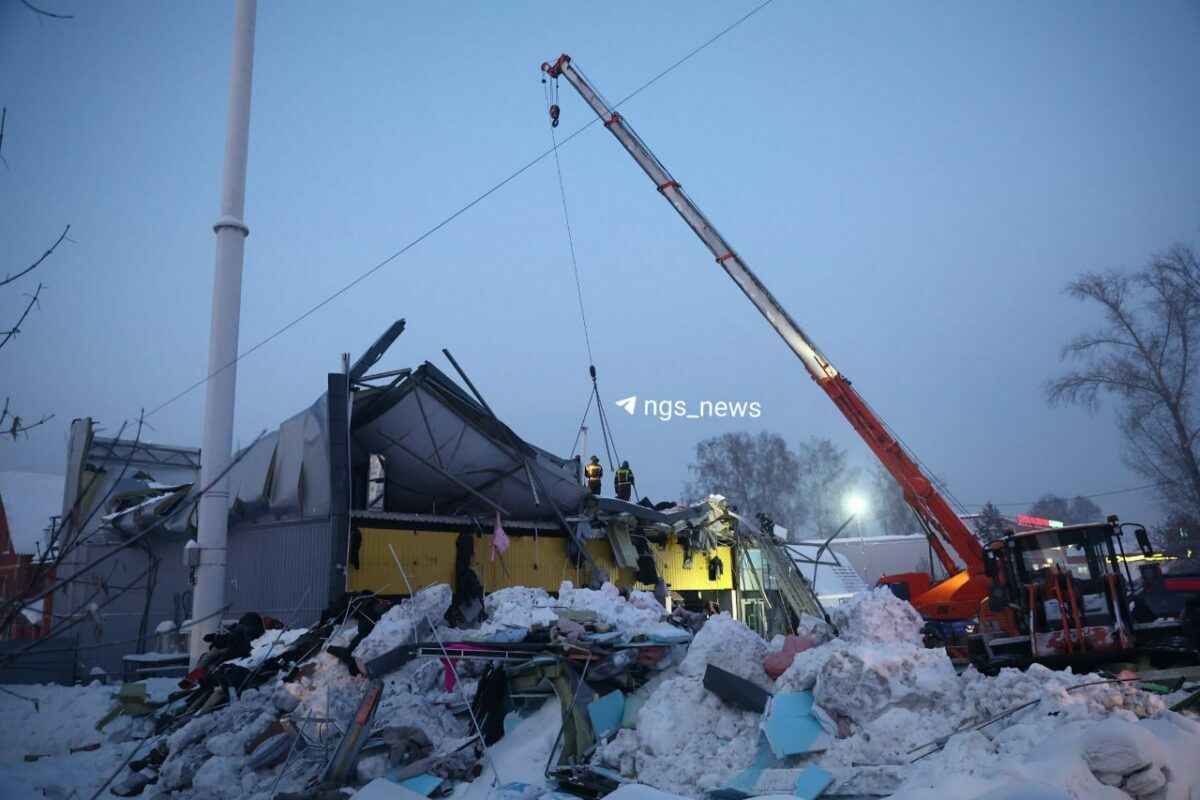 В российском Новосибирске крыша ТЦ обрушилась под тяжестью снега - есть жертвы