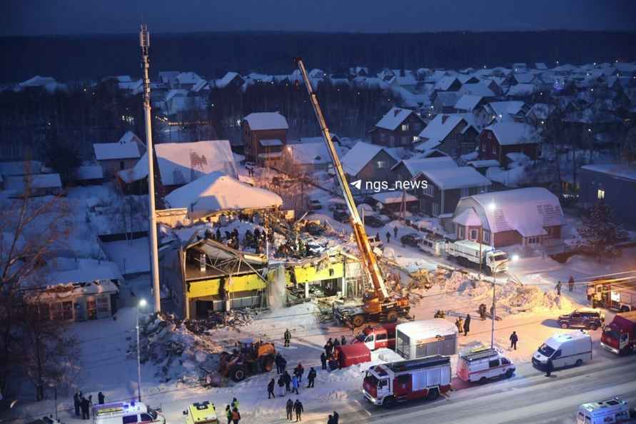 В российском Новосибирске крыша ТЦ обрушилась под тяжестью снега - есть жертвы