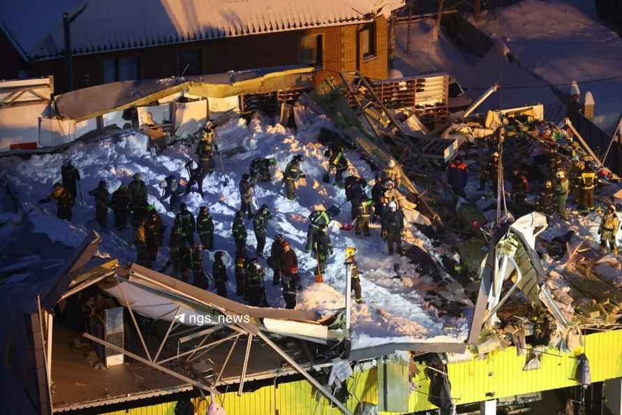 В российском Новосибирске крыша ТЦ обрушилась под тяжестью снега - есть жертвы