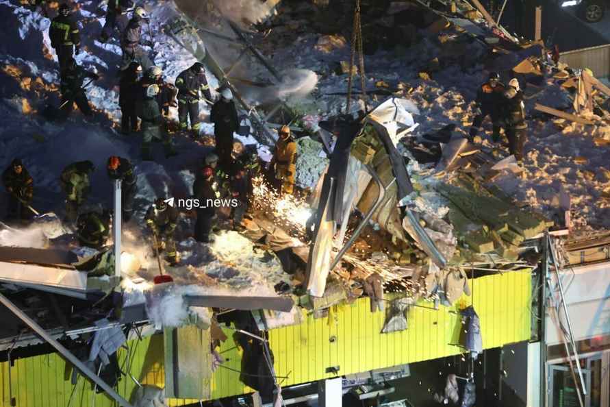 В российском Новосибирске крыша ТЦ обрушилась под тяжестью снега - есть жертвы