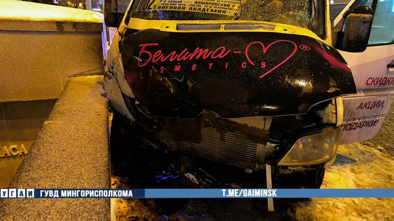 В Минске маршрутка влетела в подземный переход
