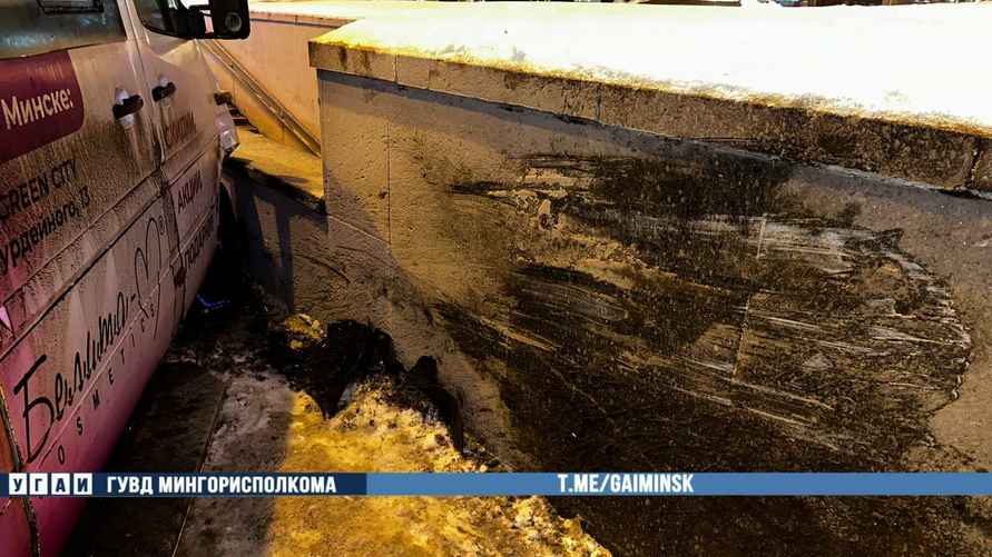 В Минске маршрутка влетела в подземный переход