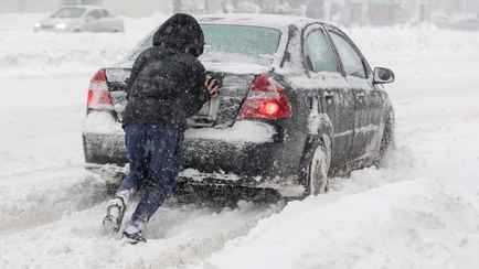 В Беларусь идёт настоящий снежный шторм до 88 км/час. ГАИ напомнила о «ловушках» на дорогах