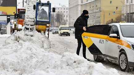 Вправе ли таксисты резко поднимать цены на время снегопадов? Юристы объяснили белорусам