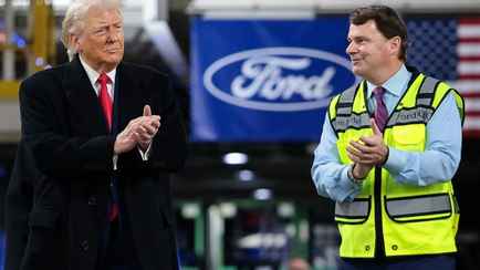 В Сеть попало видео, как Трамп показал средний палец и послал рабочего. Как объяснили в Белом доме?