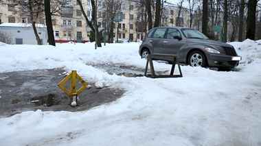 В ГАИ объяснили, можно ли «застолбить» почищенное от снега парковочное место — «Мы приедем»