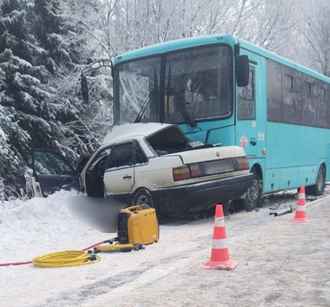 Под Полоцком легковушка вылетела навстречу рейсовому автобусу – двое погибших