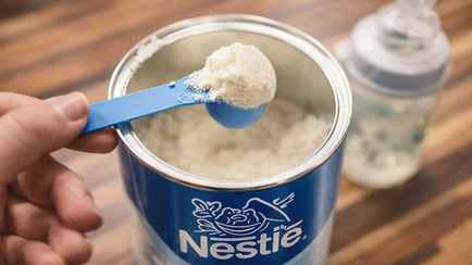 Опасный токсин обнаружили в сырье для детской смеси Nestle. Как белорусам проверить безопасность уже купленной?