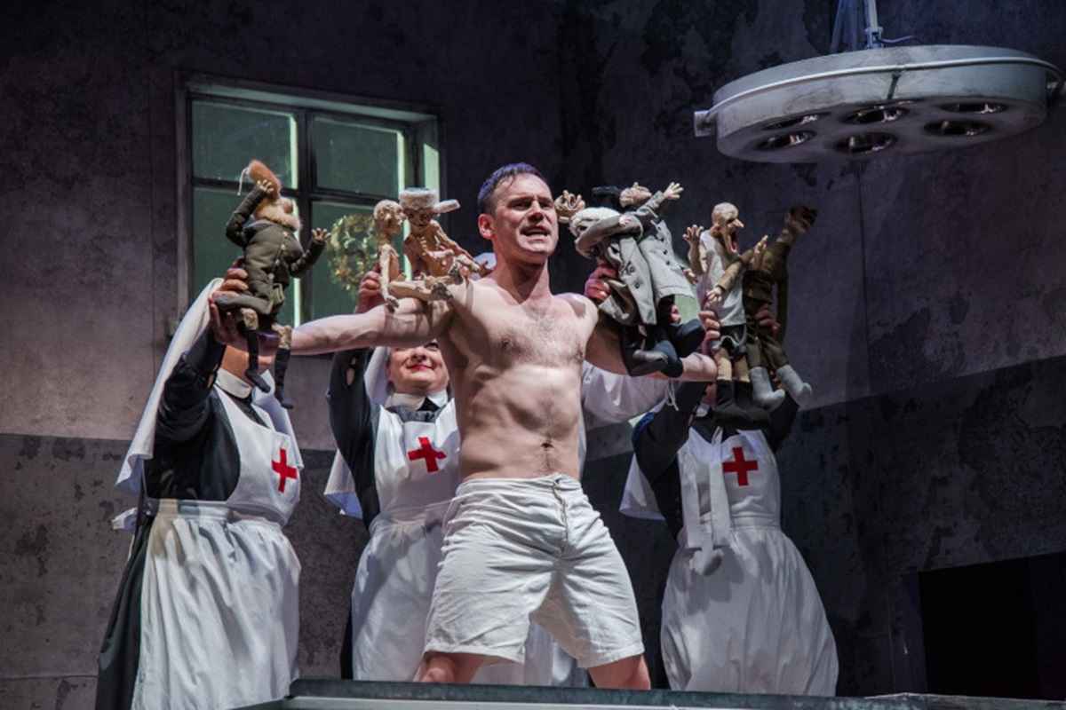 Кадры постановки "Записки юного врача" / puppet-minsk.by