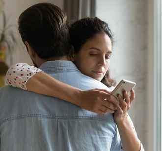 Сарказм, болтливость и не только. Психолог назвала 8 едва заметных признаков измены