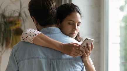 Сарказм, болтливость и не только. Психолог назвала 8 едва заметных признаков измены