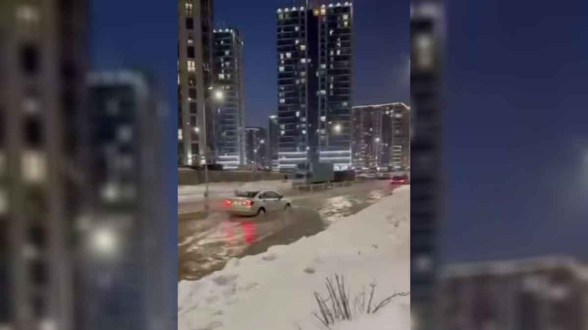 Улицу в «Минск-Мире» затопило водой в 20-градусный мороз