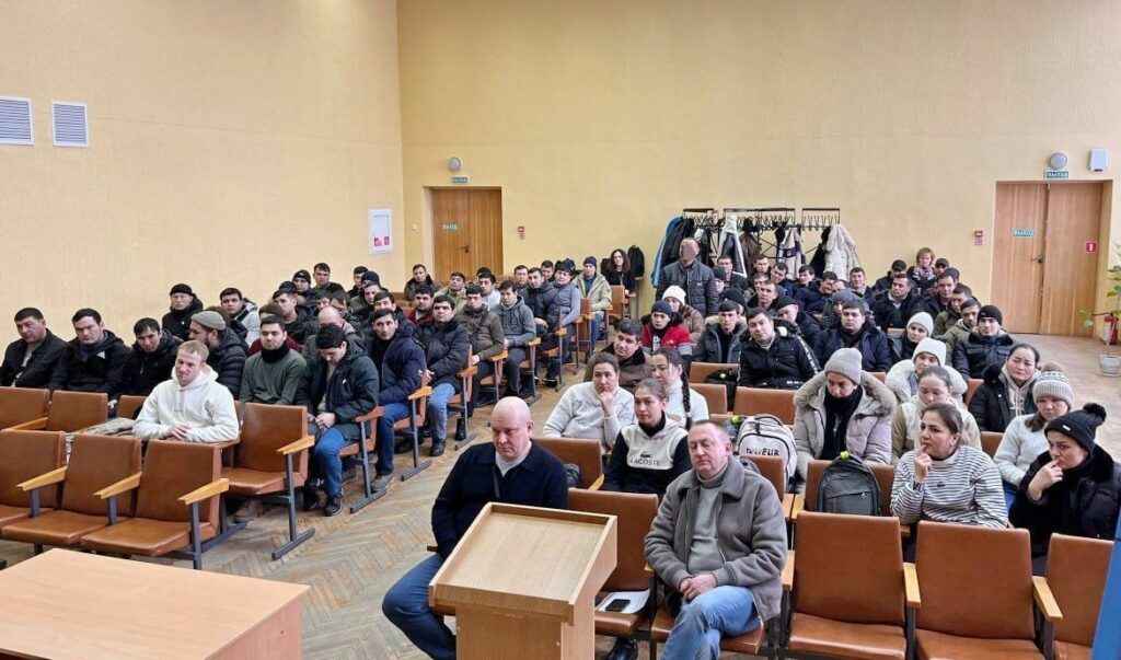 В Смолевичах собрали 100 иностранцев, чтобы публично депортировать одного из них