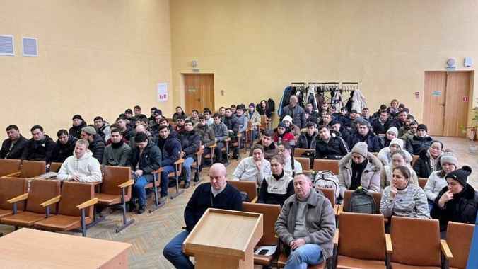 В Смолевичах собрали 100 иностранцев, чтобы публично депортировать одного из них