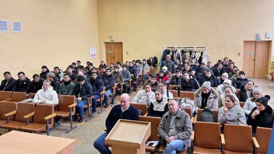 В Смолевичах собрали 100 иностранцев, чтобы публично депортировать одного из них