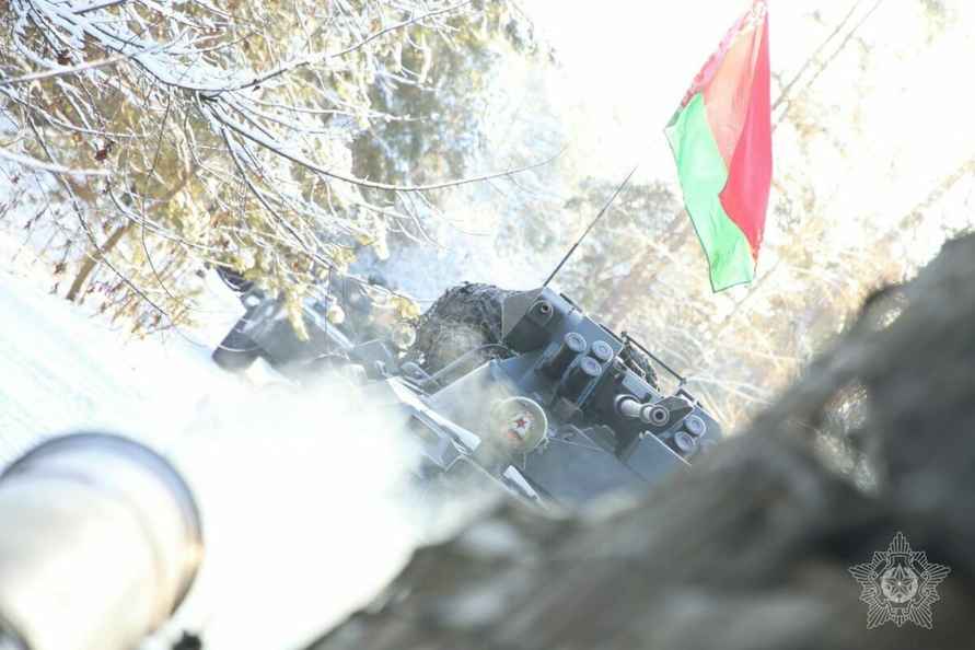 На западе Беларуси заметили колонну БТР на дорогах