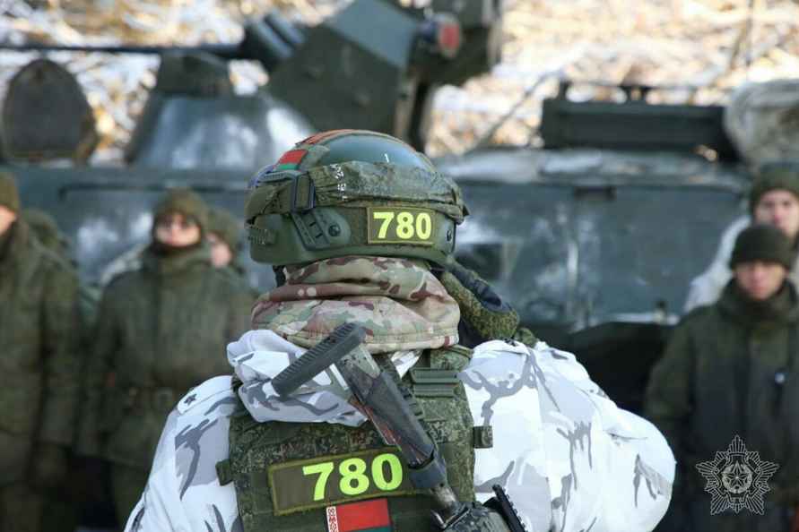 На западе Беларуси заметили колонну БТР на дорогах