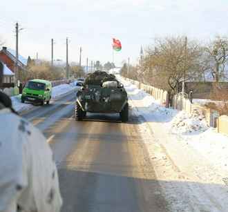 На западе Беларуси заметили колонну БТР на дорогах