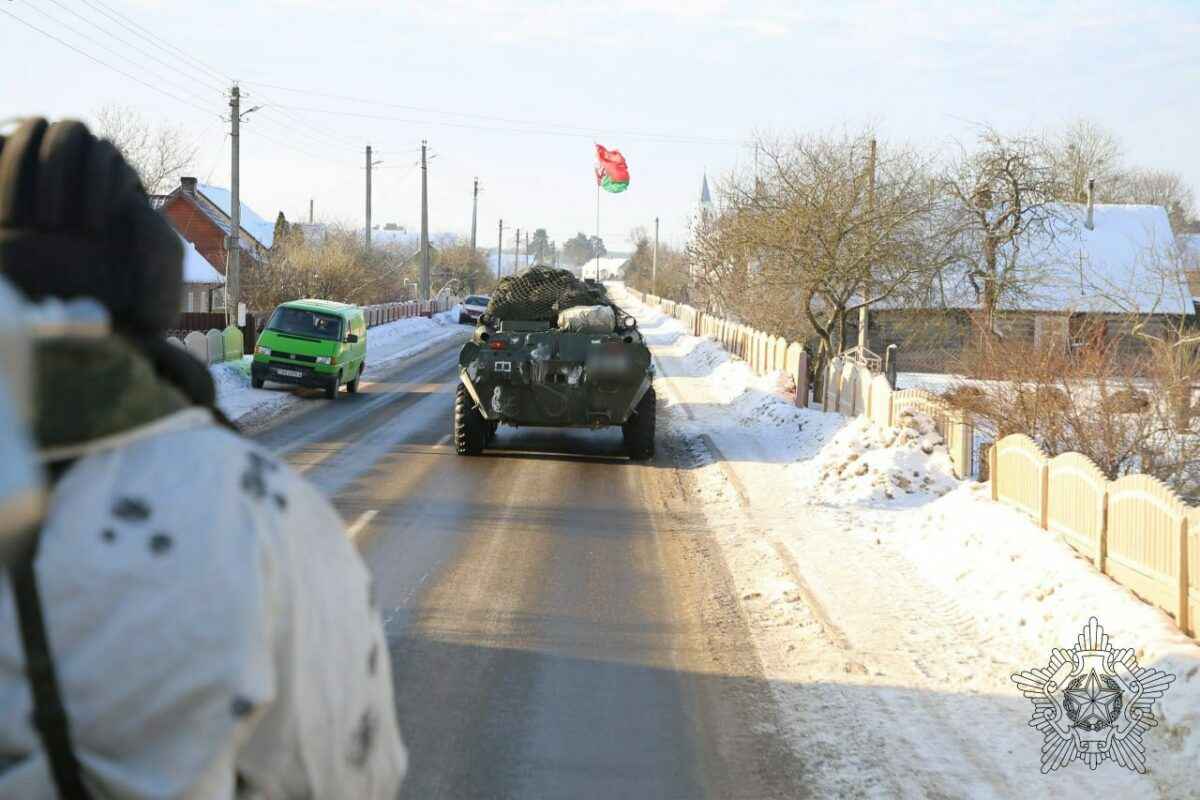 На западе Беларуси заметили колонну БТР на дорогах