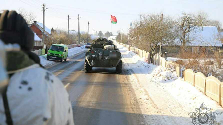 На западе Беларуси заметили колонну БТР на дорогах