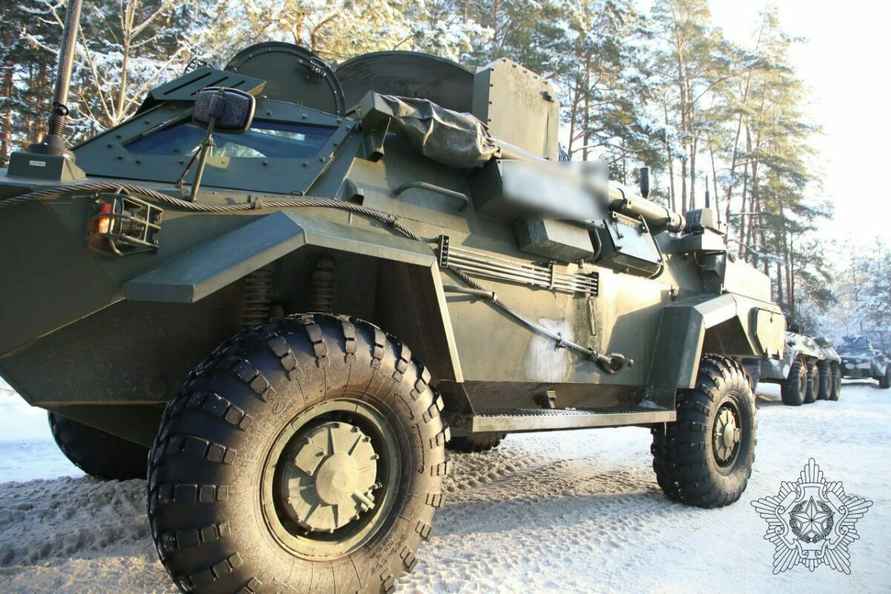 На западе Беларуси заметили колонну БТР на дорогах
