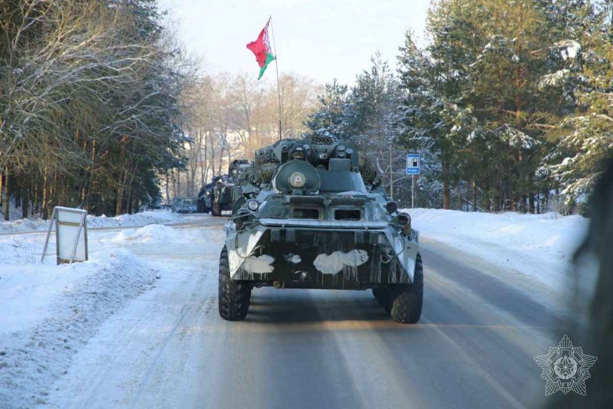 На западе Беларуси заметили колонну БТР на дорогах