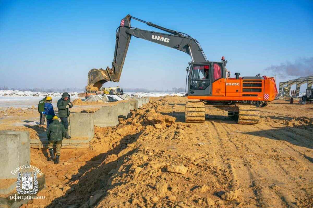 На Гомельщине показали стройку самой большой в Беларуси свинофермы на 100 тыс голов