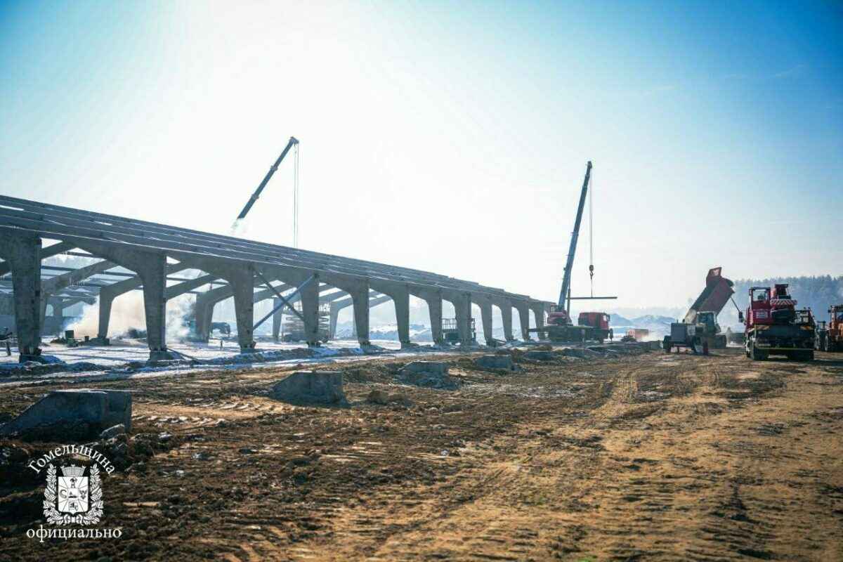 На Гомельщине показали стройку самой большой в Беларуси свинофермы на 100 тыс голов