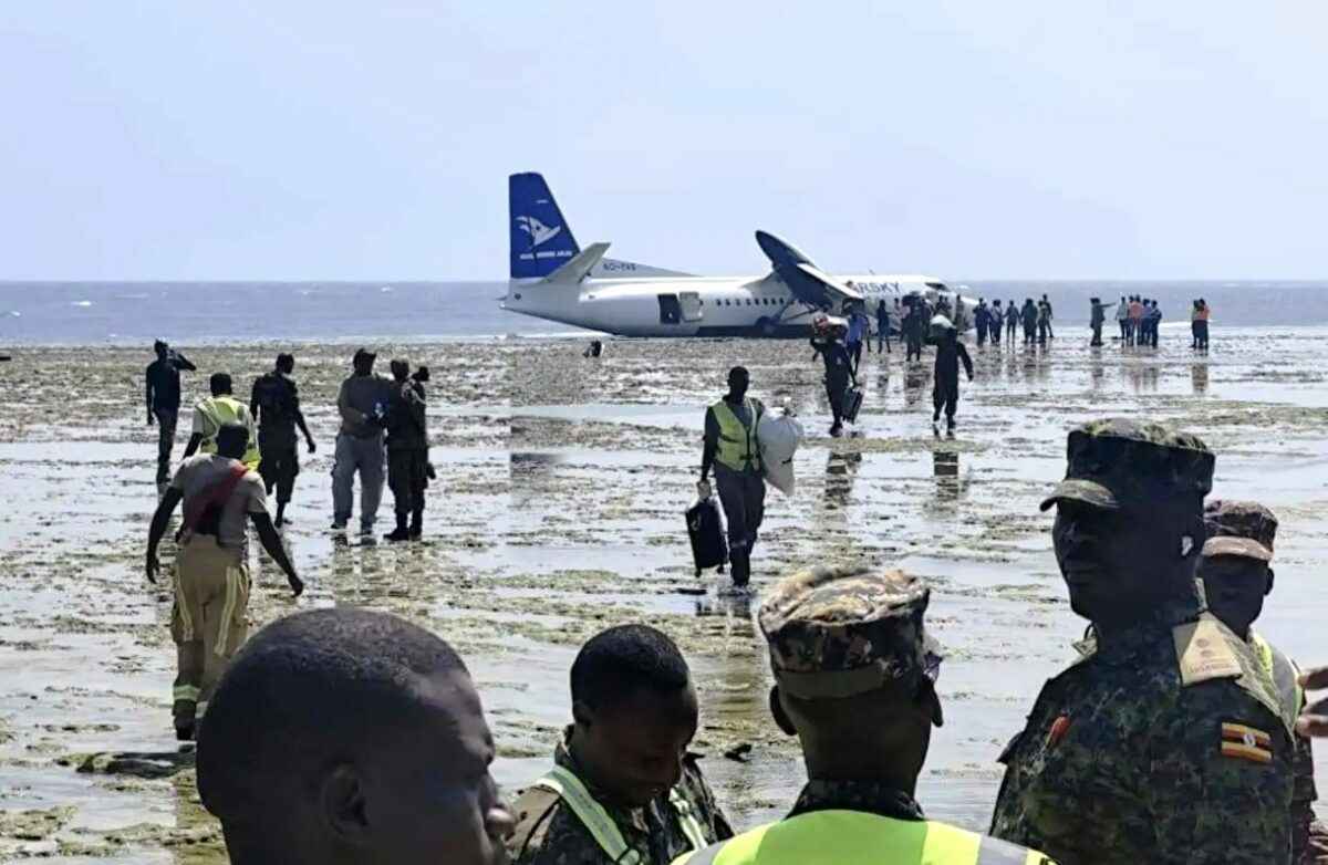 Самолёт с 50 пассажирами аварийно сел в море