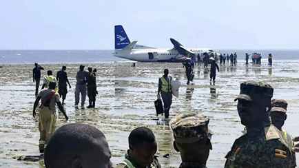 Самолёт с 50 пассажирами аварийно сел в море