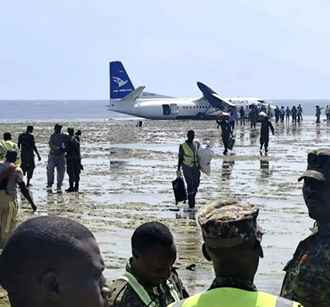 Самолёт с 50 пассажирами аварийно сел в море