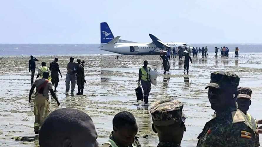 Самолёт с 50 пассажирами аварийно сел в море