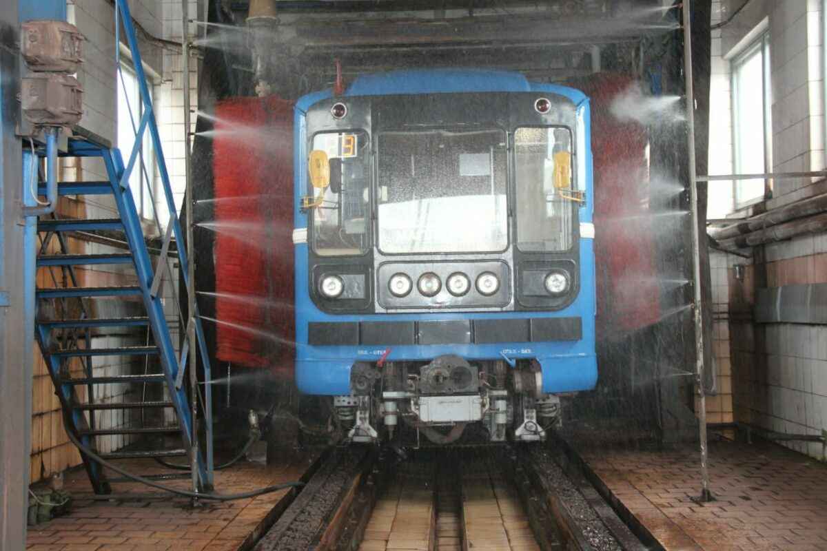 Появились кадры из поездомойки в Минске - Обычно пассажиры этого не видят