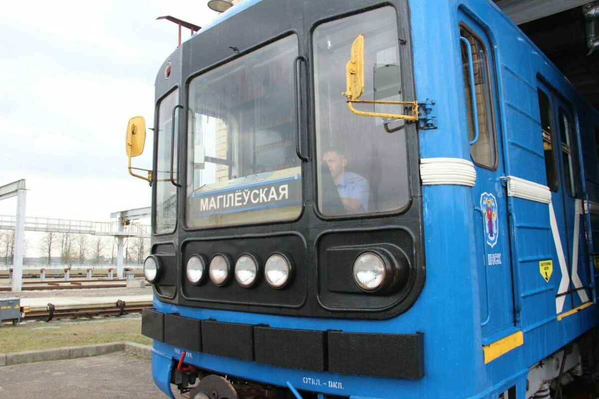 Появились кадры из поездомойки в Минске - Обычно пассажиры этого не видят