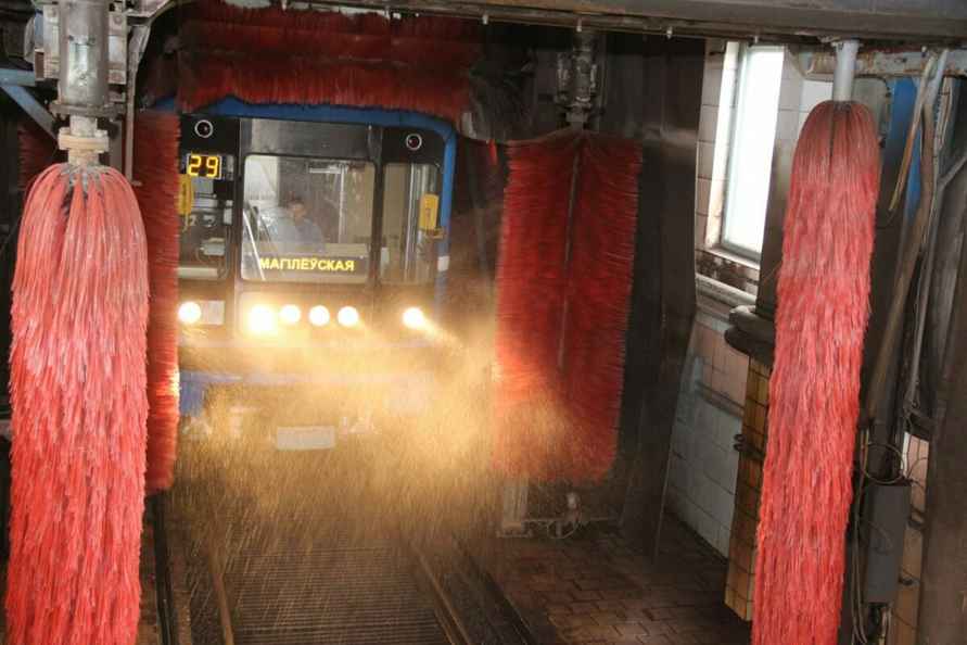 Появились кадры из поездомойки в Минске - Обычно пассажиры этого не видят