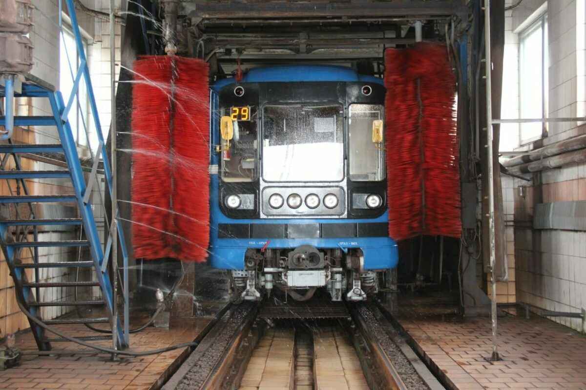 Появились кадры из поездомойки в Минске - Обычно пассажиры этого не видят