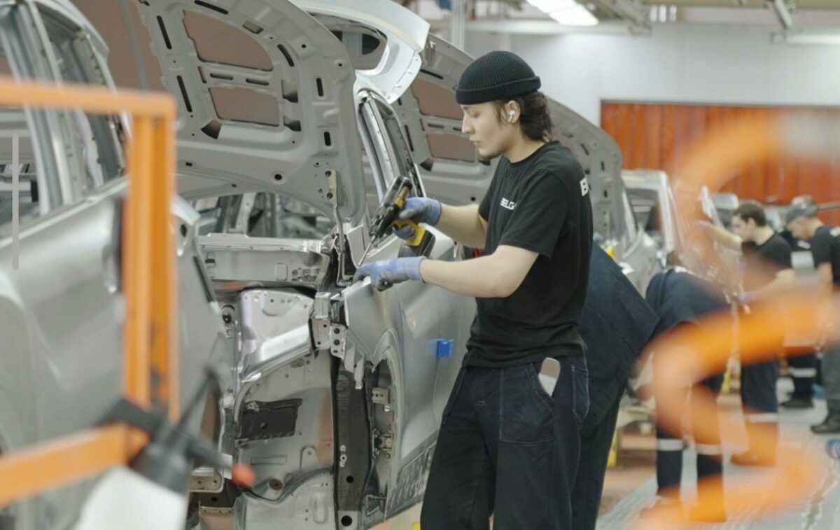 «БЕЛДЖИ» позвало белорусов на сборку машин в связи с расширением. Заплатят ли среднюю зарплату по стране?