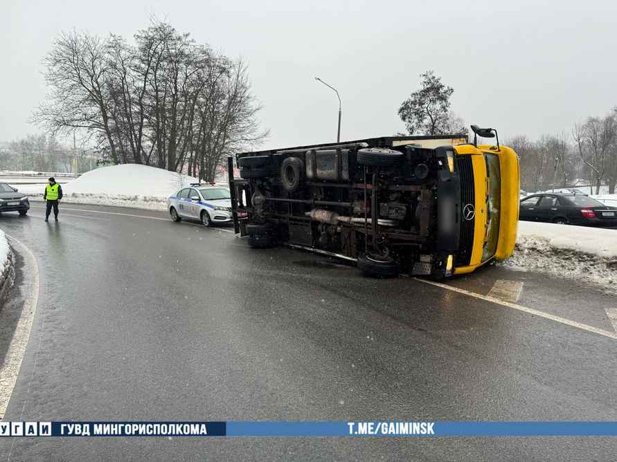 В Минске на Партизанском проспекте «прилёг отдохнуть» грузовик
