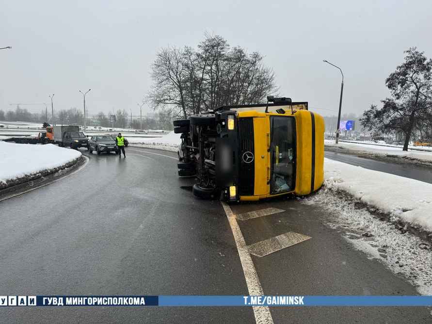 В Минске на Партизанском проспекте «прилёг отдохнуть» грузовик